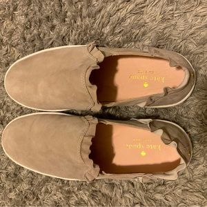 Kate spade new york lillie ruffle sneaker leather slip on beige loafer women's 7